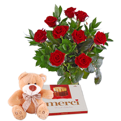 Czerwone róże z czekoladkami i misiem Kwiaty